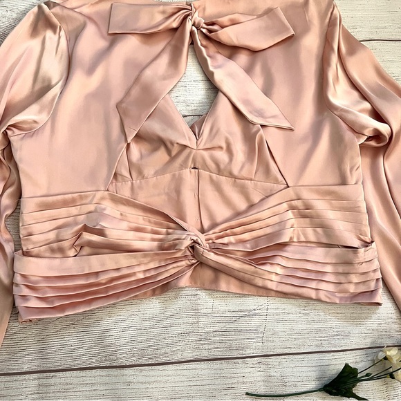 EXPRESS Twist Front Tie Back Top - Picture 9 of 16